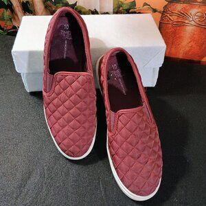 EUC: Time & Tru Sze 10 Burgundy Memory Foam Quilted Slip On